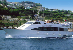 <b>Barca Grecale con disponibilità di 100 posti a bordo</b>