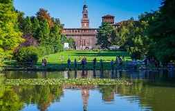 <b>Il Castello Sforzesco di Milano, visto dal Parco Sempione</b>