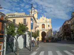 <b>Piazza Tasso con la Chiesa del Carmine</b>