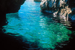 <b>Splendido colore turchese in una delle grotte di Capri</b>